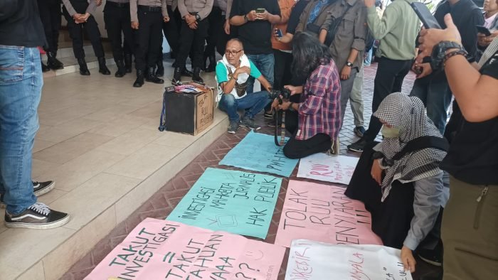 Jurnalis Balikpapan saat melakukan orasi  penolakan revisi Undang-undang Nomor 32 Tahun 2002 tentang Penyiaran, di depan Kantor DPRD Balikpapan pada hari Senin (3/6/2024). Foto: BorneoFlash/Niken Sulastri