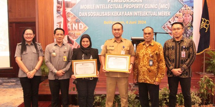 Kantor Wilayah Kementerian Hukum dan HAM Kalimantan Timur dan Utara, menggelar kegiatan Mobile Intellectual Property Clinic/ Klinik Kekayaan Intelektual dan Sosialisasi Kekayaan Intelektual Merek, di Ballroom Grand Senyiur Hotel Balikpapan, pada hari Selasa (4/6/2024). Foto: BorneoFlash/Ist