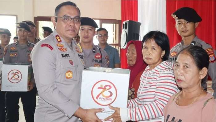 Kapolres AKBP Kade Budiyarta menyerahkan Bansos dalam Rangka Hari Bhayangkara ke-78 di Gedung PKK Kecamatan Barong Tongkok pada Selasa (25/06/2024). Foto: HO/Humas Polres Kubar