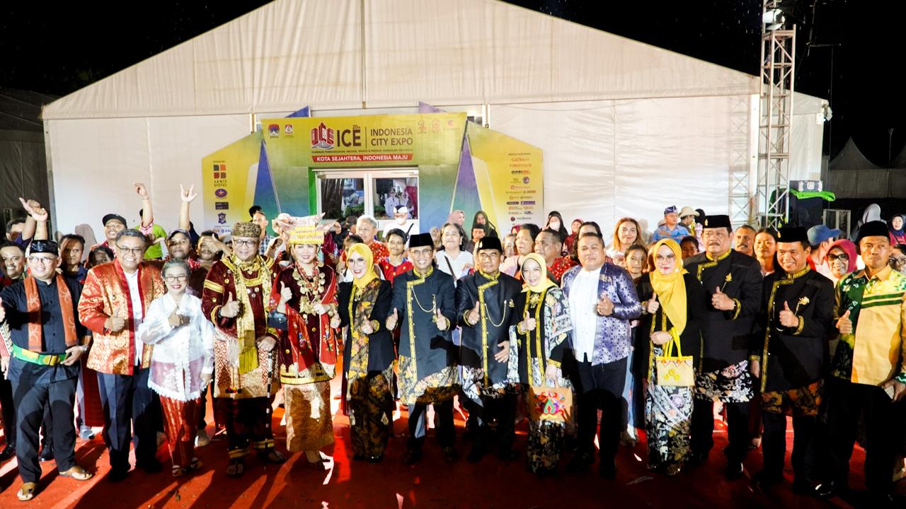 Karnaval Budaya Salah satu rangkaian kegiatan APEKSI ke XVII Tahun 2024 di Balikpapan Sport and Convention Center (BSCC)/DOME, Rabu (5/6/2024) malam. Foto: BorneoFlash/Niken Sulastri