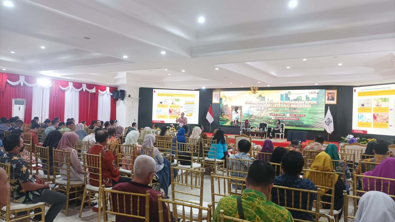 Kasubdit Pengembangan dan Pendalaman Pasar Surat Utang Negara, Direktorat Surat Utang Negara, Chandra A.S. Wibowo saat memaparkan materi pada sosialisasi mengenai peran pembiayaan APBN serta edukasi literasi investasi, di Auditorium Balai Kota Balikpapan, pada hari Jumat (21/6/2024). Foto: BorneoFlash/Niken Sulastri