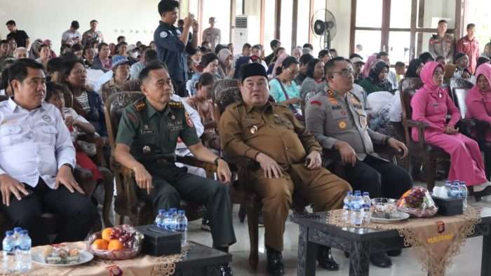 Kegiatan Penyerahan Bansos dan Beasiswa dihadiri oleh Bupati Kutai Barat F.X Yapan, Kapolres AKBP Kade Budiyarta, Dandim 0912/KBR Letkol Czi Eko Handoyo, dan Kepala Lembaga Adat Besar Kutai Barat Manar Dimansyah. Foto: HO/Humas Polres Kubar