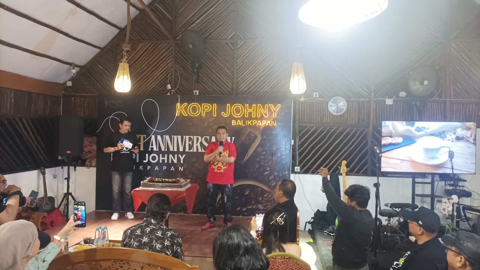 Kehadiran Hotman Paris Hutapea pada perayaan satu tahun Kopi Johny di Kota Balikpapan, pada hari Sabtu (22/6/2024). Foto: BorneoFlash/Niken Sulastri
