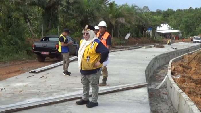 Kepala DPU Balikpapan, Rita Beserta tim meninjau pengerjaan Jalan Mukmin Faisal, pada hari Jumat (28/6/2024). Foto: BorneoFlash/Niken Sulastri