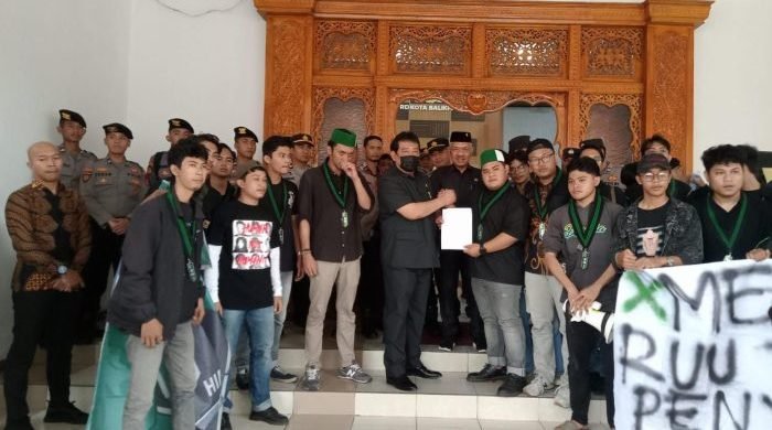 Ketua DPRD Kota Balikpapan Abdulloh bersama Wakil Ketua I DPRD Balikpapan Budiono menemui para mahasiswa HMI Cabang Balikpapan, saat melakukan unjuk rasa di Kantor DPRD Balikpapan, pada hari Kamis (13/6/2024). Foto: BorneoFlash/Niken Sulastri