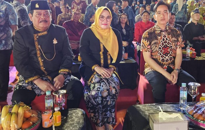 Ketua DPRD Kota Balikpapan, Abdulloh didampingi istri Yulianti Abdulloh Bersama Walikota Solo Gibran Rakabuming Raka Saat menyaksikan Karnaval Budaya, di Balikpapan Sport and Convention Center (BSCC)/DOME, Rabu (5/6/2024) malam. Foto: BorneoFlash/Niken Sulastri