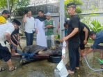 Ketua Dewan Perwakilan Rakyat Daerah (DPRD) Kota Balikpapan, H. Abdulloh bersama keluarga besar menyaksikan pemotongan hewan kurban, di Halaman Rumah Jabatan Ketua DPRD Kota Balikpapan, Senin (17/6/2024). Foto: BorneoFlash.com/IST