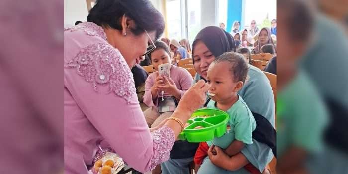 Ketua TP PKK Kabupaten PPU, Linda Romauli Siregar saat balita dalam kunjungan intervensi penurunan stunting, Rabu (26/6/2024). Foto: IST/DiskominfoPPU