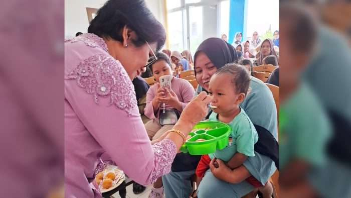 Ketua TP PKK Kabupaten PPU, Linda Romauli Siregar saat balita dalam kunjungan intervensi penurunan stunting, Rabu (26/6/2024). Foto: IST/DiskominfoPPU