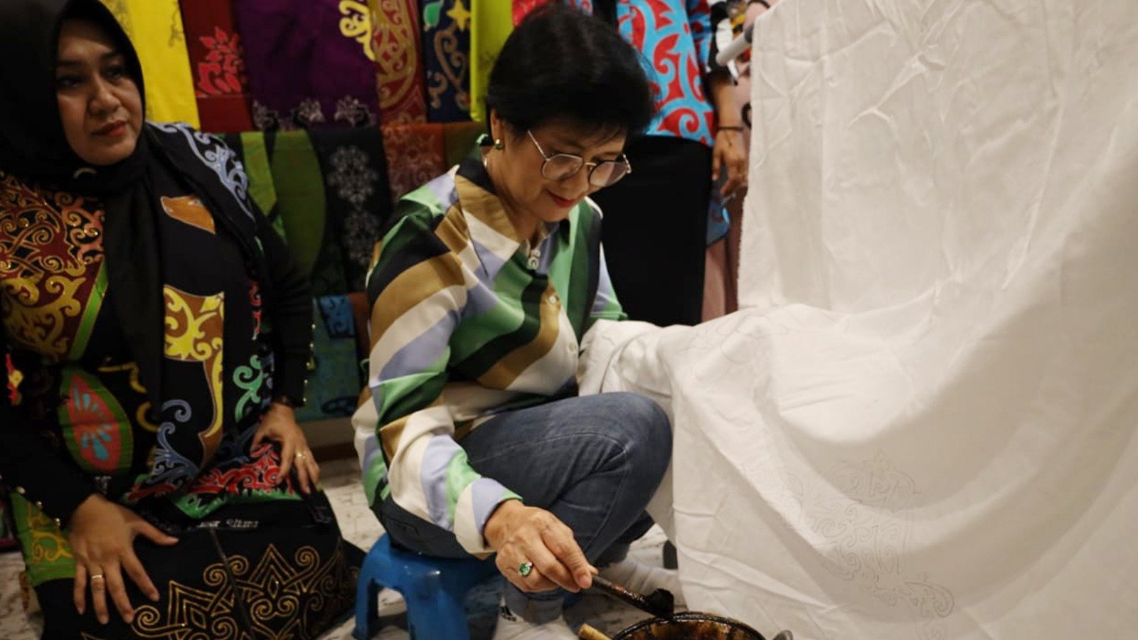 Kunjungi Pembuatan Batik Sekar Buen, Ketua TP PKK PPU Harap Semua Desa Miliki Produk Unggulan