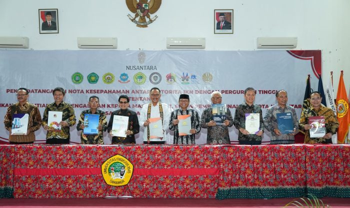 Otorita Ibu Kota Nusantara (IKN) bersama 9 Perguruan Tinggi Negeri dan Swasta di Indonesia sepakat menandatangani Nota Kesepahaman (MoU), di Auditorium Universitas 17 Agustus 1945 Samarinda, Rabu (29/5/2024). Foto: HO/Humas OIKN