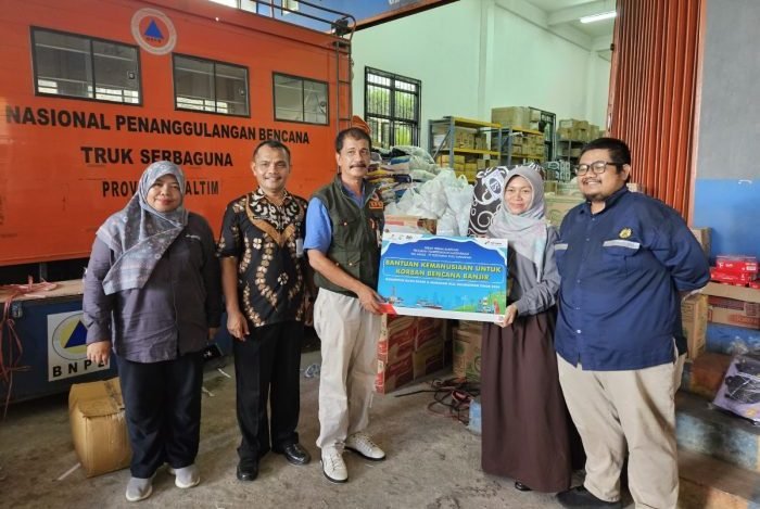 PT PHM bersama dengan SKK Migas Kalsul menyalurkan bantuan bagi masyarakat yang terdampak bencana banjir dan longsor di Kabupaten Mahulu dan Kubar melalui BPBD Provinsi Kaltim yang diterima langsung oleh Kepala Pelaksana BPBD Agus Tianur di Samarinda pada Kamis (30/05/2024). Foto: HO/PHM 