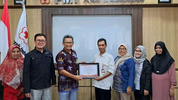PT Pertamina Hulu Kalimantan Timur (PHKT) memperoleh piagam penghargaan dari PMI kota Balikpapan. Foto: HO/PHKT