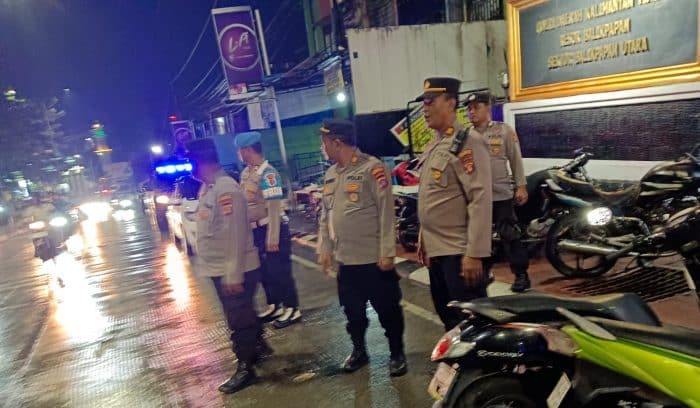 Pelaksanaan kegiatan Patroli Blue Light yang dilakukan Polresta Balikpapan beserta petugas gabungan, pada hari Minggu (16/6/2024). Foto: HO/Humas Polda Kaltim