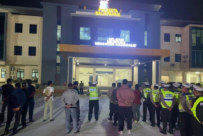 Pelaksanaan kegiatan Patroli Blue Light yang dilakukan Polresta Balikpapan beserta petugas gabungan, pada hari Minggu (16/6/2024). Foto: HO/Humas Polda Kaltim