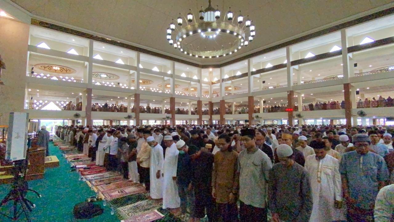 Pelaksanaan sholat Idul adha di Masjid Islamic Center Balikpapan, pada hari Senin (17/6/2024). Foto: BorneoFlash/IST