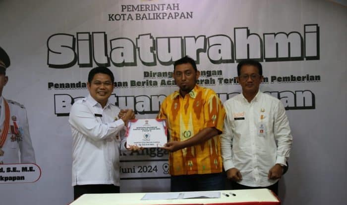Pemkot Balikpapan salurkan bantuan keuangan kepada partai politik pemenang pemilu. Foto: BorneoFlash/Niken Sulastri