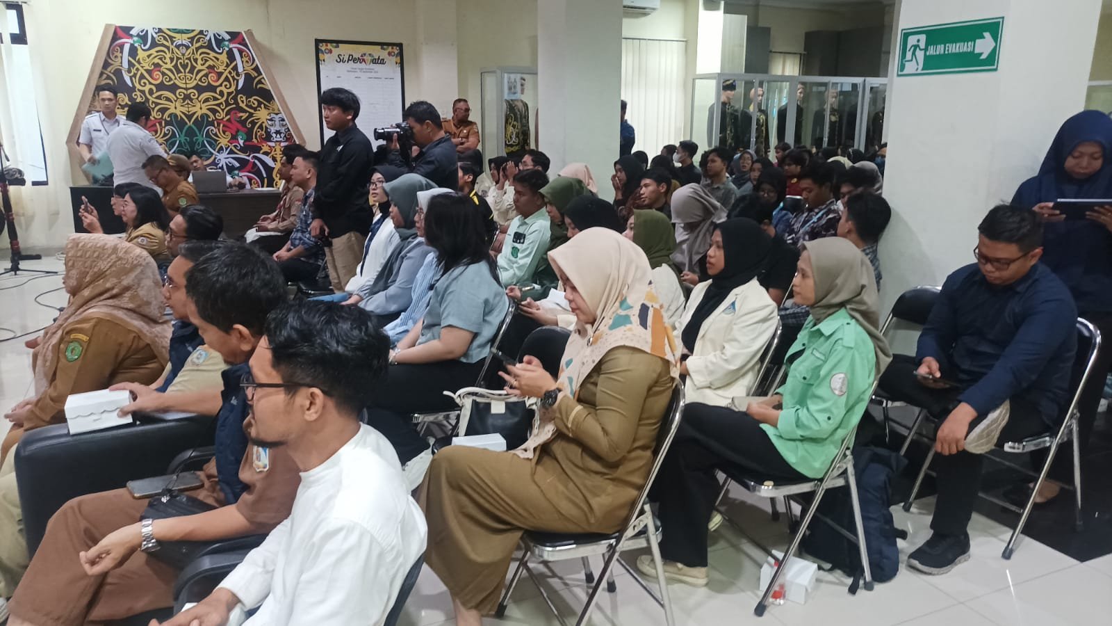 Pemuda pemudi Kota Balikpapan yang akan mengikuti pelatihan kecakapan hidup, pelatihan kepemimpinan dan pelatihan organisasi pemuda, di Aula Disporapar Balikpapan, pada hari Selasa (11/6/2024). Foto: BorneoFlash/Niken Sulastri