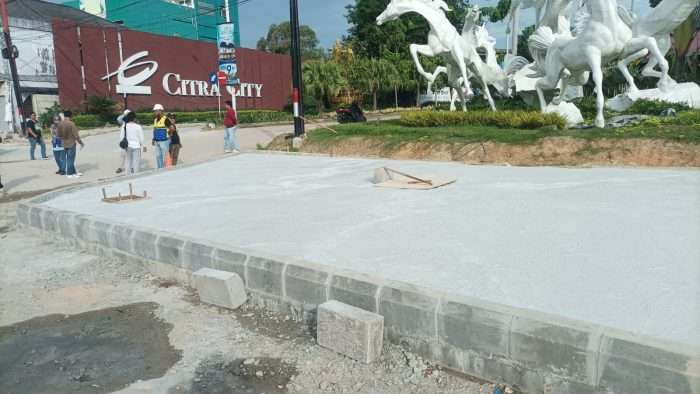 Pemkot Balikpapan Melalui Dinas Pekerjaan Umum (DPU) Kota Balikpapan melakukan Penataan trotoar di Jalan MT Haryono Balikpapan. Foto: BorneoFlash/Niken Sulastri