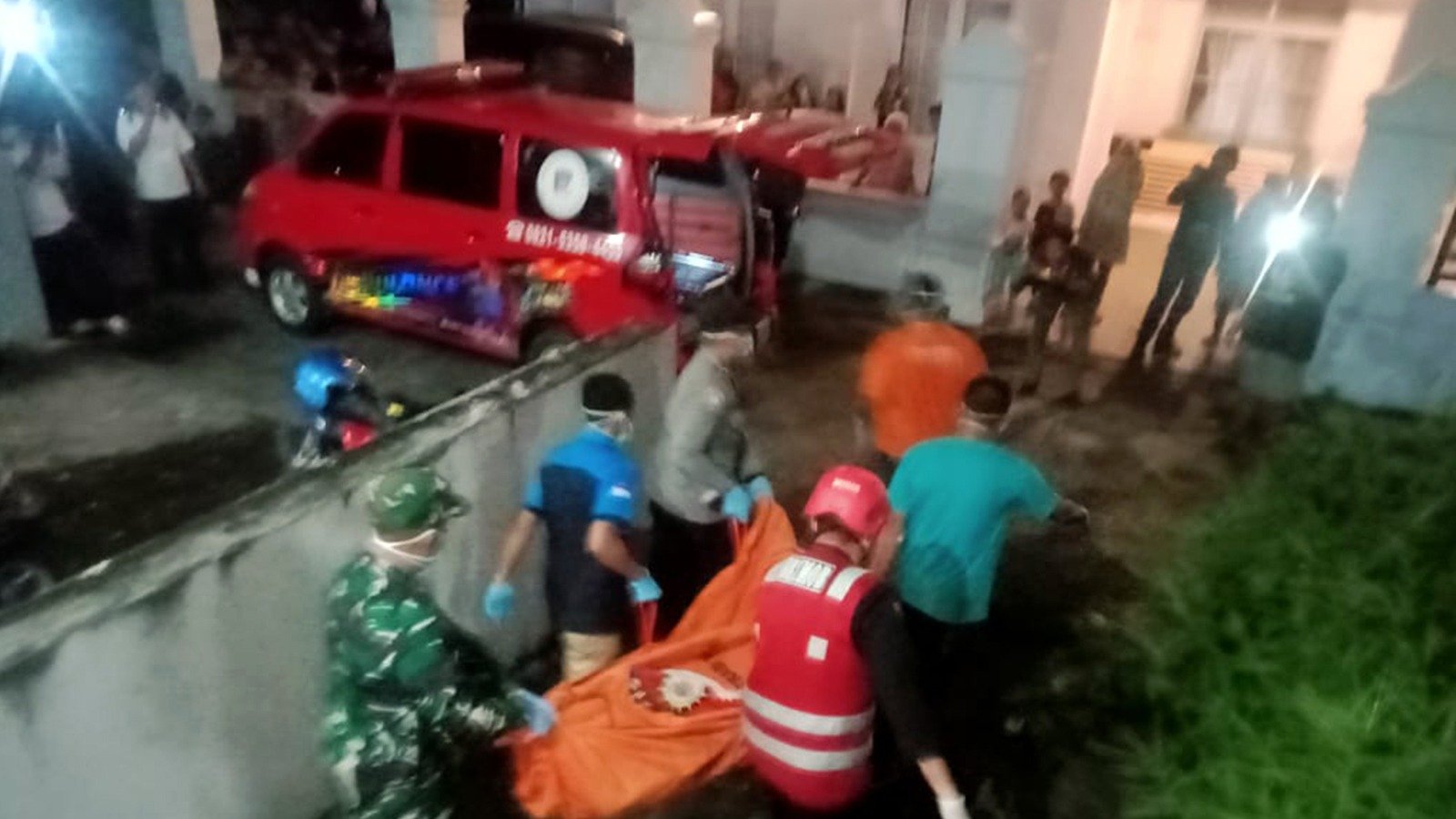 Batalyon A Brimob Kaltim Bantu Evakuasi Jasad Pria di Perum Rengganis Balikpapan