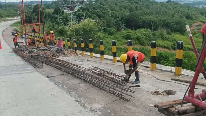 Dinas Pekerjaan Umum (DPU) Kota Balikpapan sedang melakukan Pengerjaan Jalan Mukmin Faisyal. Foto: BorneoFlash/Niken Sulastri