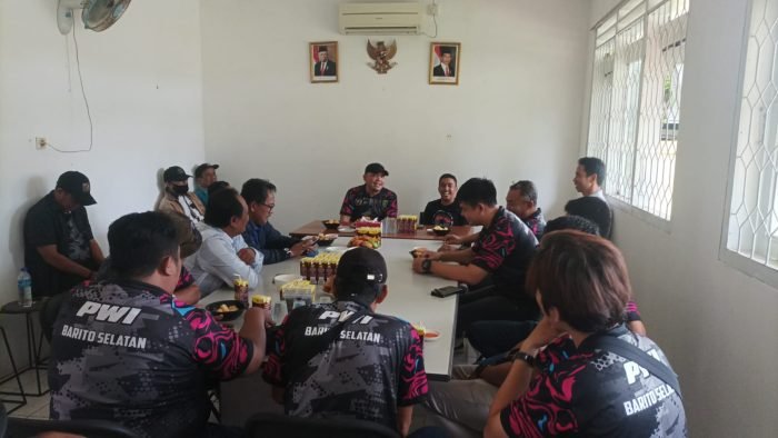 Pengurus PWI Kota Balikpapan saat menerima kunjungan dari pengurus PWI Kabupaten Barito Selatan, di Kantor PWI Balikpapan, pada hari Senin (24/6/2024). Foto: BorneoFlash/Niken Sulastri