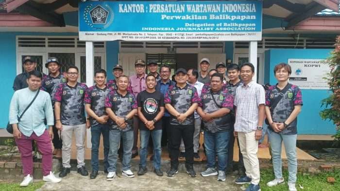 Pengurus PWI Kota Balikpapan saat menerima kunjungan dari pengurus PWI Kabupaten Barito Selatan, di Kantor PWI Balikpapan, pada hari Senin (24/6/2024). Foto: BorneoFlash/Niken Sulastri