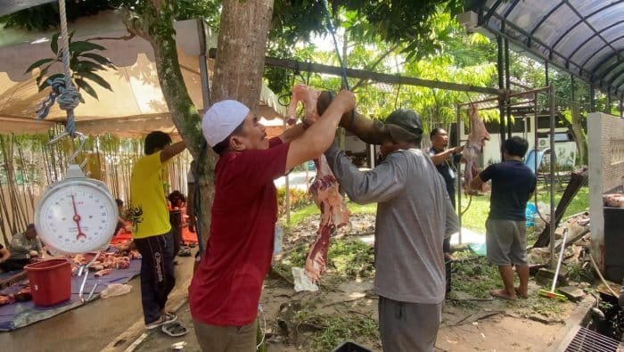 Penyembelihan hewan kurban dilaksanakan di kediaman rumah jabatan wali kota Balikpapan, pada hari Selasa (18/6/2024). Foto: BorneoFlash/Niken Sulastri