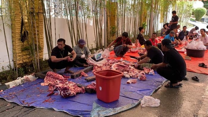 Penyembelihan hewan kurban dilaksanakan di kediaman rumah jabatan wali kota Balikpapan, pada hari Selasa (18/6/2024). Foto: BorneoFlash/Niken Sulastri