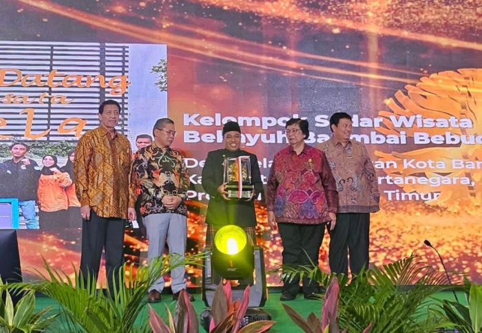 Penyerahan Penghargaan Kalpataru diserahkan secara langsung oleh Menteri LHK Siti Nurbaya kepada Ketua Pokdarwis 3B Desa Pela, Alimin, di Gedung Manggala Wanabakti KLHK RI di Jakarta pada 5 Juni 2024. Foto: HO/PHM