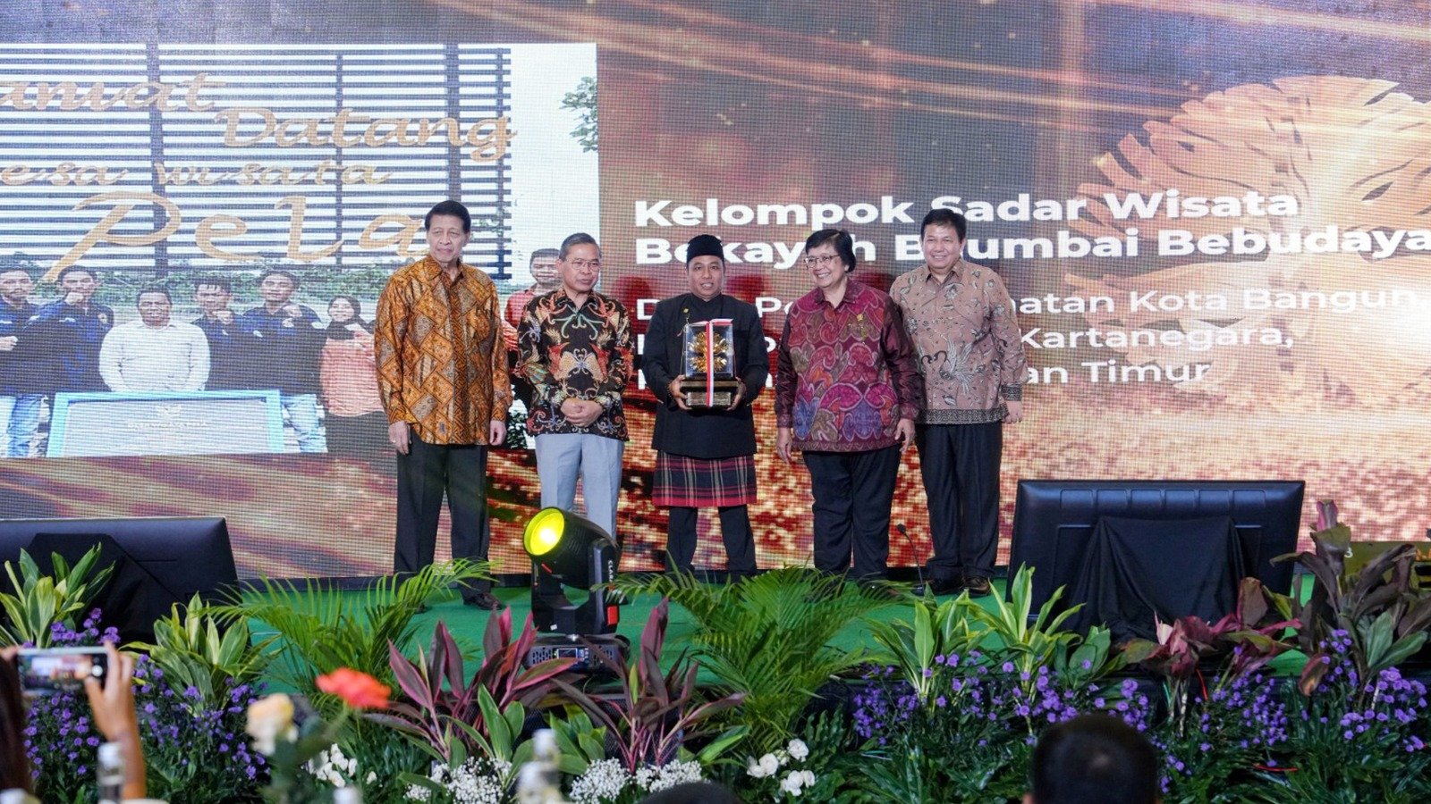 Penyerahan Penghargaan Kalpataru diserahkan secara langsung oleh Menteri LHK Siti Nurbaya kepada Ketua Pokdarwis 3B Desa Pela, Alimin, di Gedung Manggala Wanabakti KLHK RI di Jakarta pada 5 Juni 2024. Foto: HO/PHM