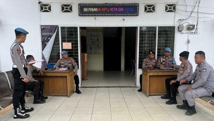 Personel Polres Kutai Barat melaksanakan pengamanan Pilkada Tahun 2024, di KPU Kabupaten Kutai Barat, pada hari Jumat (14/6/2024). Foto: HO/Humas Polda Kaltim