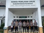 Personel Polres Kutai Barat melaksanakan pengamanan Pilkada Tahun 2024, di KPU Kabupaten Kutai Barat, pada hari Jumat (14/6/2024). Foto: HO/Humas Polda Kaltim