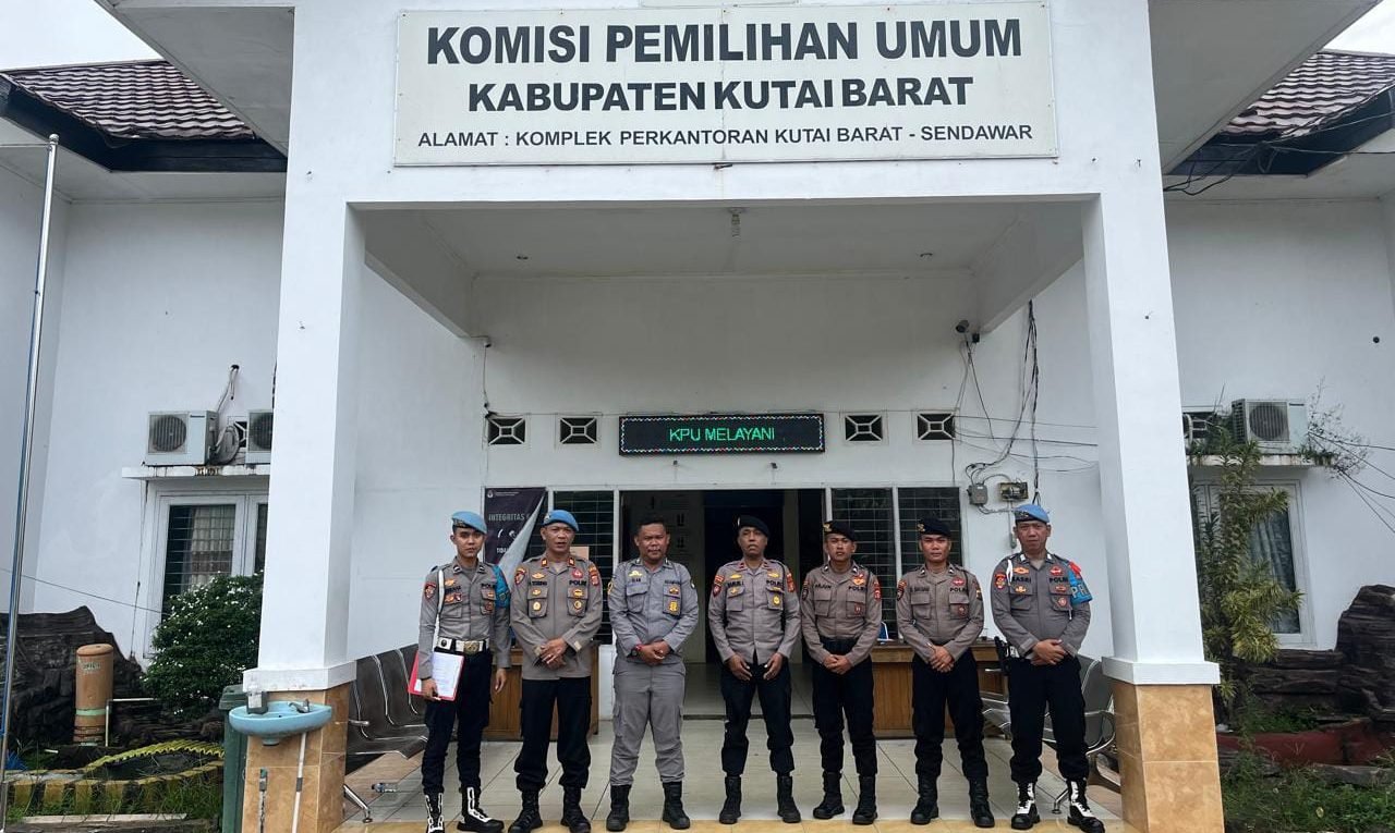 Personel Polres Kutai Barat melaksanakan pengamanan Pilkada Tahun 2024, di KPU Kabupaten Kutai Barat, pada hari Jumat (14/6/2024). Foto: HO/Humas Polda Kaltim