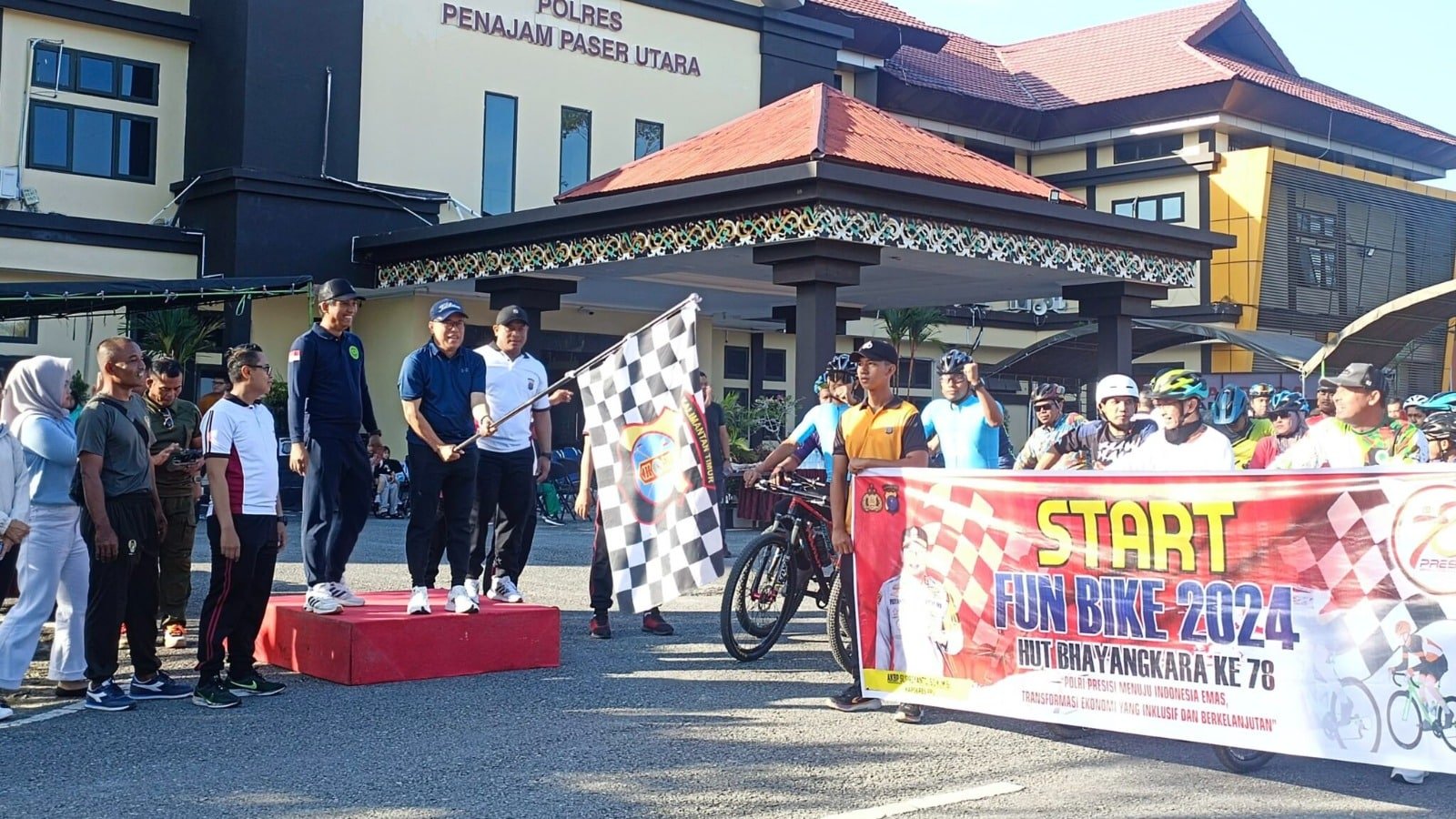 Pj Bupati PPU, Makmur Marbun melepas peserta Fun Bike dan Jalan Sehat, Perayaan HUT Ke-78 Bhayangkara pada Sabtu (22/6/2024) pagi. Foto: IST/DiskominfoPPU