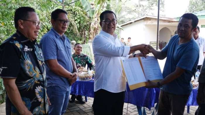 Pj Bupati PPU Makmur Marbun mendampingi Pj Gubernur Kaltim Akmal Malik saat sosialisasi penanganan pembangunan pengendalian banjir Sungai Sepaku di Kelurahan Sepaku, PPU, Sabtu (29/6/2024). Foto: IST/DiskominfoPPU