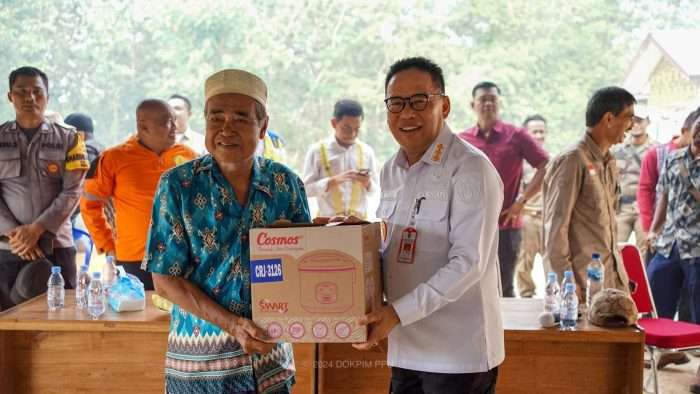 Pj Bupati PPU, Makmur Marbun menyerahkan bantuan sembako di Lokasi banjir, kepada warga yang terdampak pada Kamis (27/6/2024). Foto: IST/DiskominfoPPU