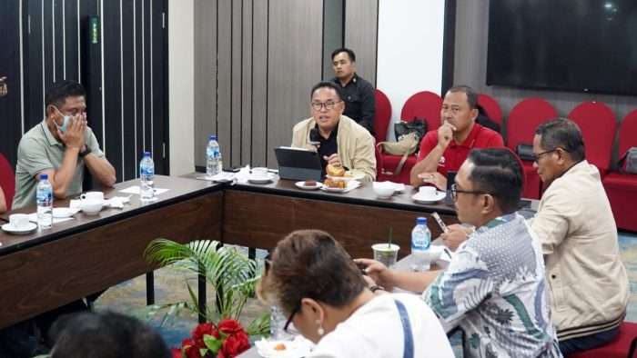 Pj Bupati PPU Makmur Marbun saat memimpin rapat persiapan dan pematangan evaluasi kinerja Triwulan III bersama sejumlah pejabat OPD di lingkungan Pemkab PPU, pada Minggu (23/6/2024) kemarin. Foto: IST/DiskominfoPPU