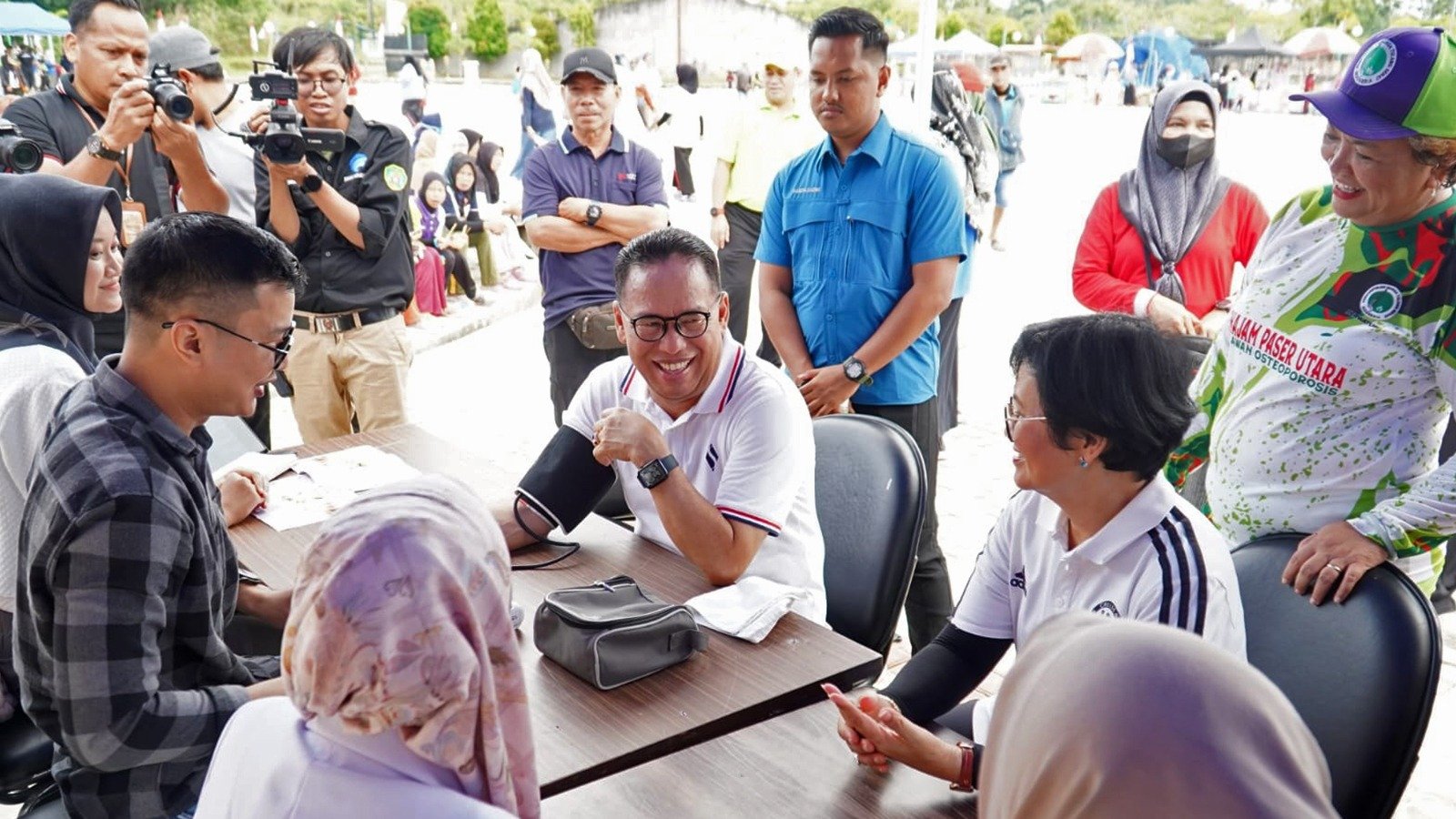 Pj Bupati PPU Makmur Marbun saat menghadiri kegiatan Pemeriksaan Kesehatan Gratis dan Pengukuran Tekanan Darah kepada 1.500 warga pada Minggu (9/6/2024) pagi. Foto: IST/DiskominfoPPU