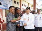 Pj Bupati PPU, Makmur Marbun saat menyerahkan bantuan Pupuk, Alsintan dan Menggelar Pelatihan kepada perwakilan beberapa Kelompok Petani di Babulu dan Waru pada Rabu (12/06/24). Foto: HO/DiskominfoPPU