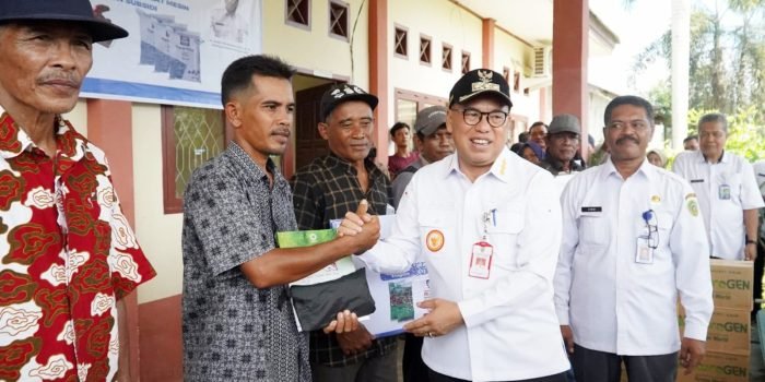 Pj Bupati PPU, Makmur Marbun saat menyerahkan bantuan Pupuk, Alsintan dan Menggelar Pelatihan kepada perwakilan beberapa Kelompok Petani di Babulu dan Waru pada Rabu (12/06/24). Foto: HO/DiskominfoPPU
