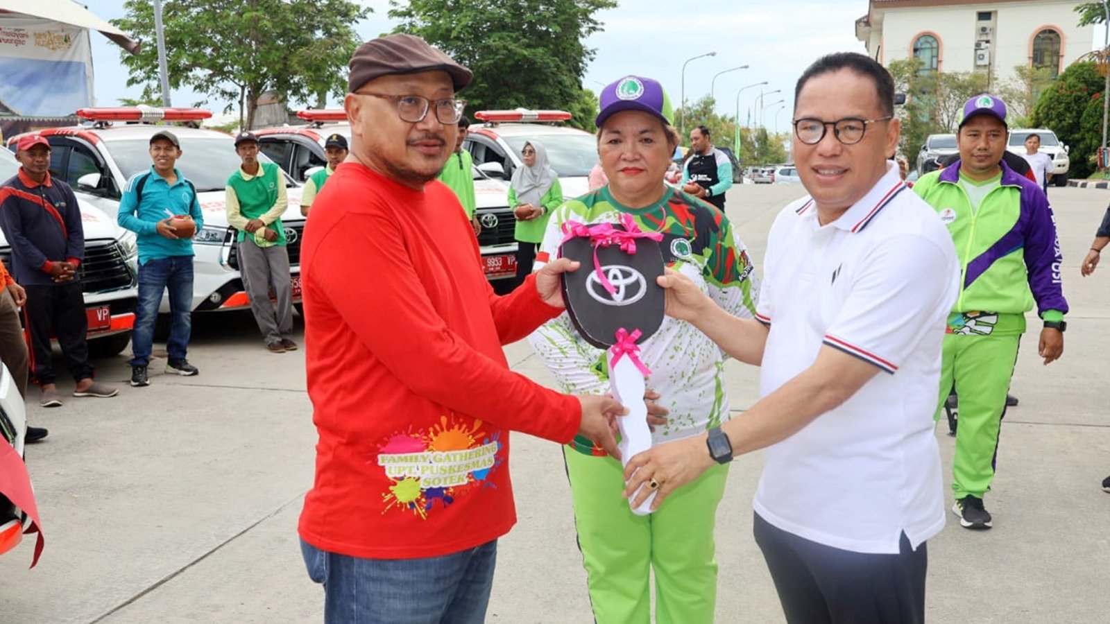Pj Bupati PPU Makmur Marbun saat menyerahkan unit mobil ambulans kepada 11 Puskesmas di Kabupaten PPU, Minggu (9/6/2024) pagi. Foto: IST/KominfoPPU