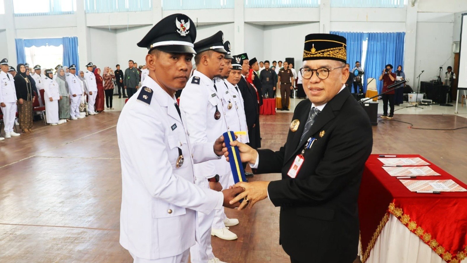Pj Bupati PPU Makmur Marbun saat pengukuhan Kepala Desa dan anggota Badan Permusyawaratan Desa (BPD) se-Kabupaten PPU, di Gedung Graha Pemuda PPU, Rabu (12/6/2024). Foto: IST/DiskominfoPPU