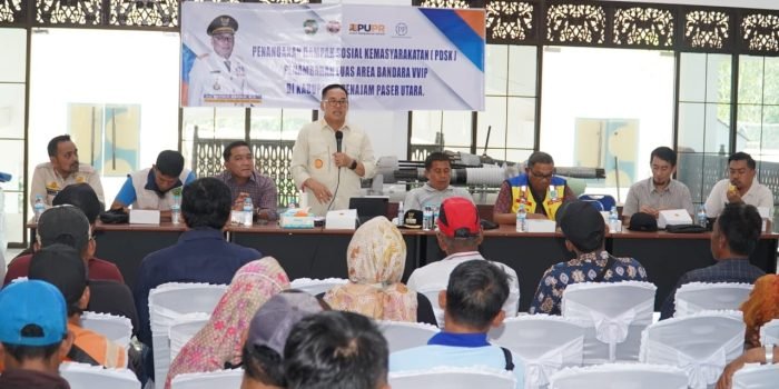 Pj Bupati PPU Makmur Marbun saat sosialisasi mengenai dampak sosial kemasyarakatan dari penambahan luasan area Bandara VVIP IKN yang terletak di wilayah Kabupaten PPU, Sabtu (8/06/2024). Foto: IST/DiskominfoPPU