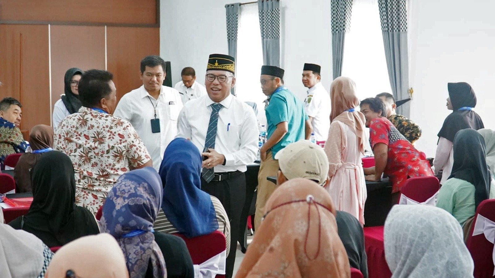 Pj Bupati PPU Makmur Marbun saat berada di tengah pelaku UMKM di Aula Hotel Aqila, Rabu, (12/06/2024). Foto: IST/DiskominfoPPU