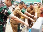 Pj Gubernur Kaltim Akmal Malik meresmikan bangunan penyediaan dan pengolahan air bersih di Desa Sumber Sari, Kecamatan Babulu, Kabupaten Penajam Paser Utara (PPU) pada Selasa (11/6/2024). Foto: IST/Diskominfo PPU