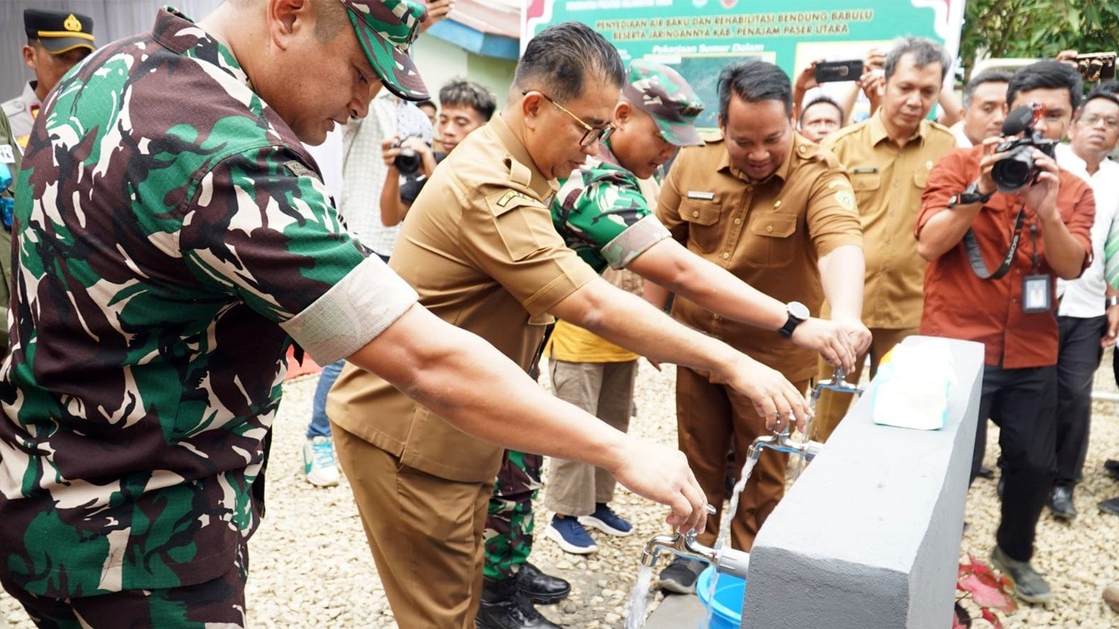 Pj Gubernur Kaltim Akmal Malik meresmikan bangunan penyediaan dan pengolahan air bersih di Desa Sumber Sari, Kecamatan Babulu, Kabupaten Penajam Paser Utara (PPU) pada Selasa (11/6/2024). Foto: IST/Diskominfo PPU