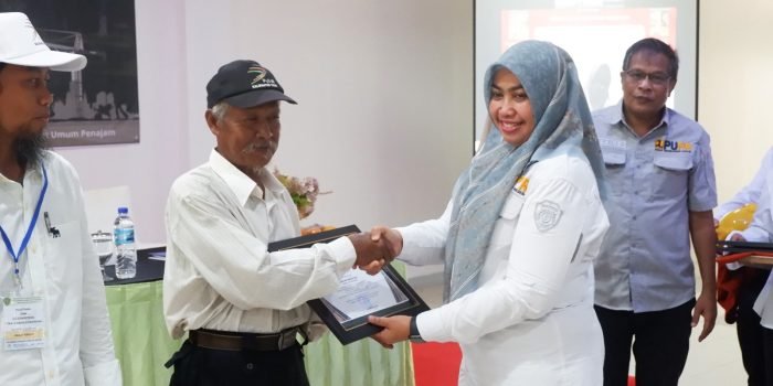 Plt Kepala Dinas PUPR PPU Riviana Noor serahkan sertifikat Tenaga Kerja Konstruksi dengan kualifikasi Operator dan Teknisi atau Analis, di Hotel Ika Petung dan Hotel Grand Nusa Nipah-nipah, PPU, Rabu (12/6/2024). Foto: IST/DiskominfoPPU