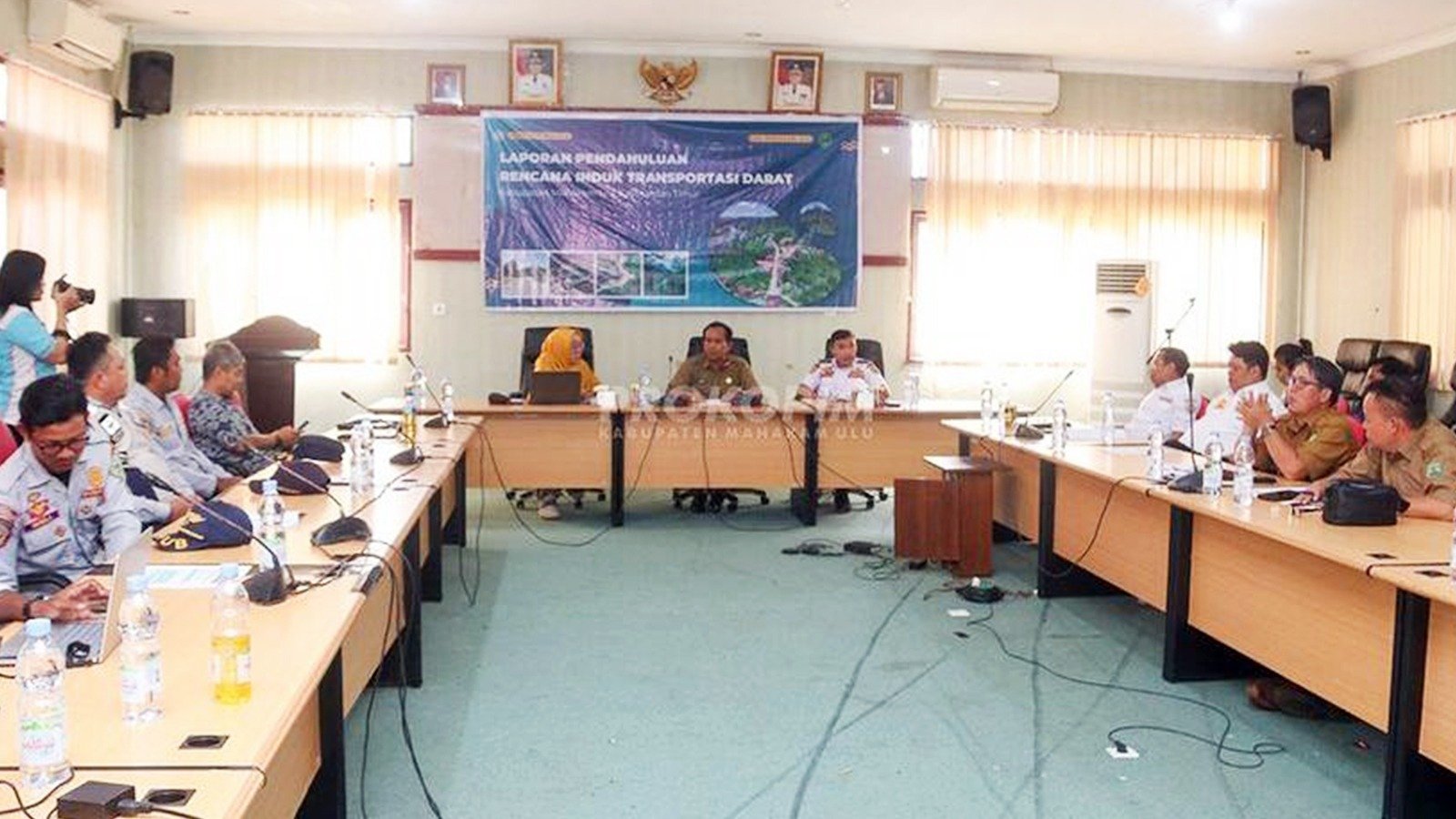 Presentasi Laporan Kajian Rencana Induk Transportasi Darat Jaringan Lalu Lintas dan Angkutan Jalan (LLAJ), di Ruang Rapat Bappelitbangda, Selasa (11/06/2024). Foto: HO/Prokopim Mahulu
