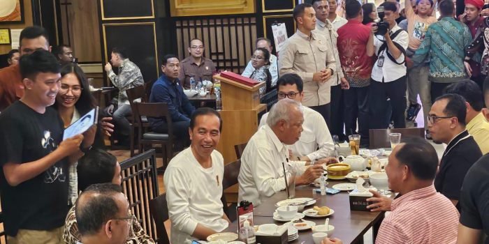 Presiden RI Joko Widodo saat berada di Mall Pentacity, pada hari Senin (3/6/2024) malam. Foto: BorneoFlash/Niken Sulastri